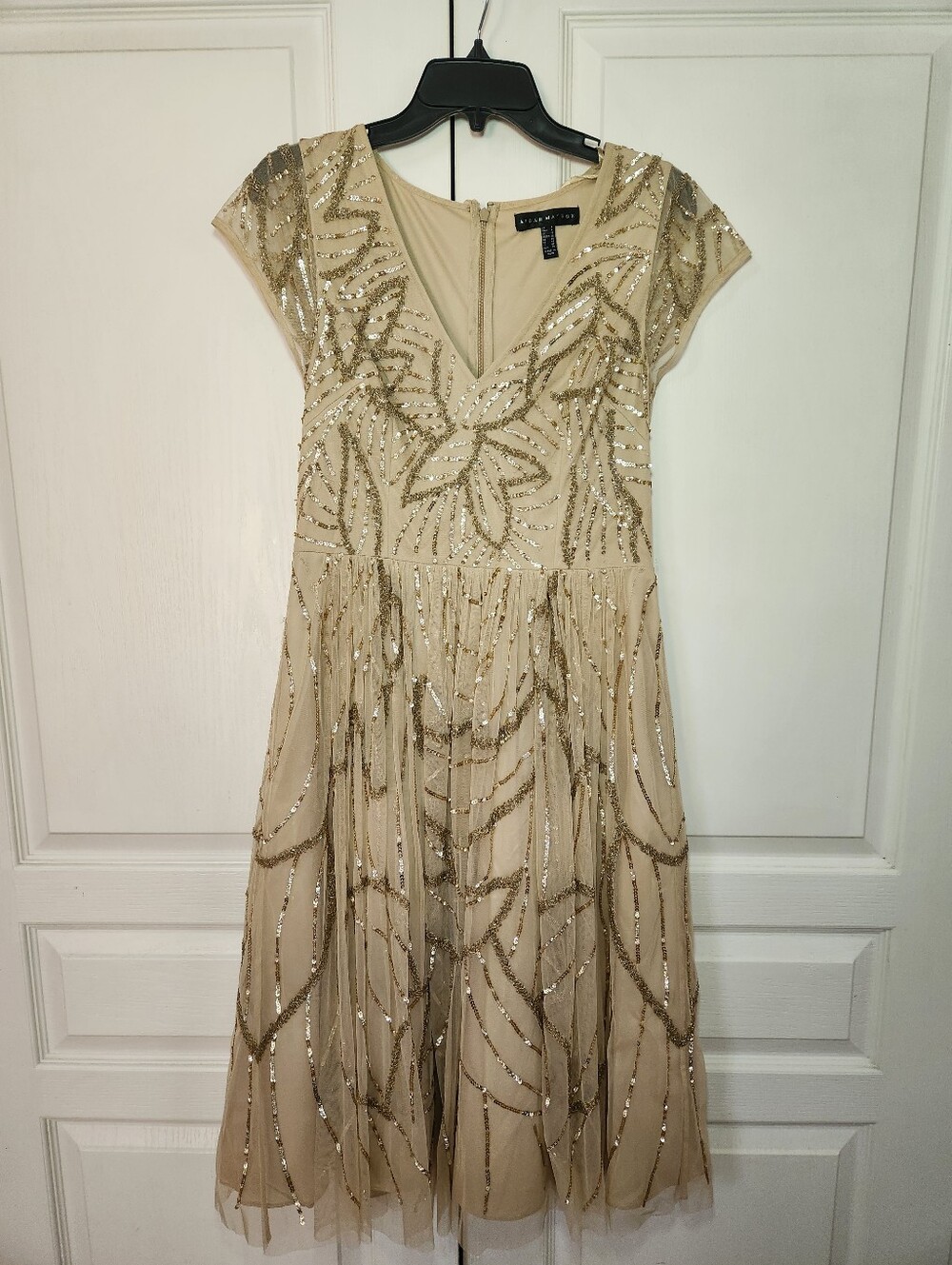 Aidan Mattox Gold Sequin V-Neck Cap Sleeve Cocktail Dress. Size 6.